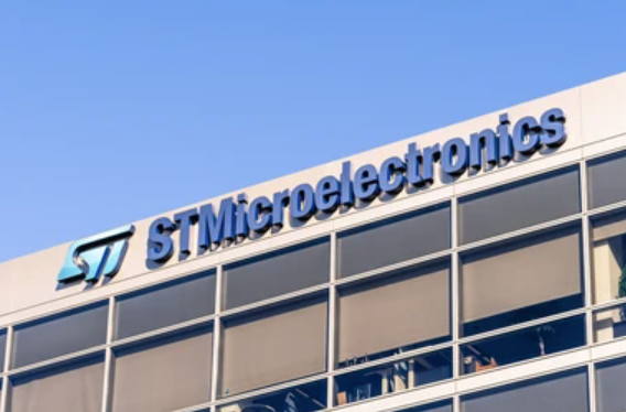 stm azioni previsioni 2026 2030