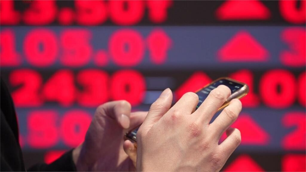 美股行情 投資者使用手機APP查看美股行情 - ultima markets