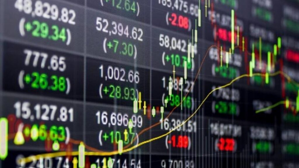 美股行情 顯示美股行情三大指數的電腦螢幕 - ultima markets